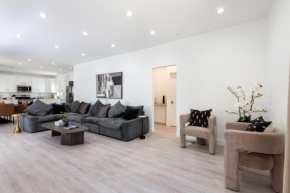 Modern 3BDR Ground Level Duplex Beverly Hills Adj